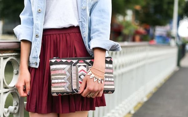 Comment intégrer des pièces ethniques dans un look moderne ?